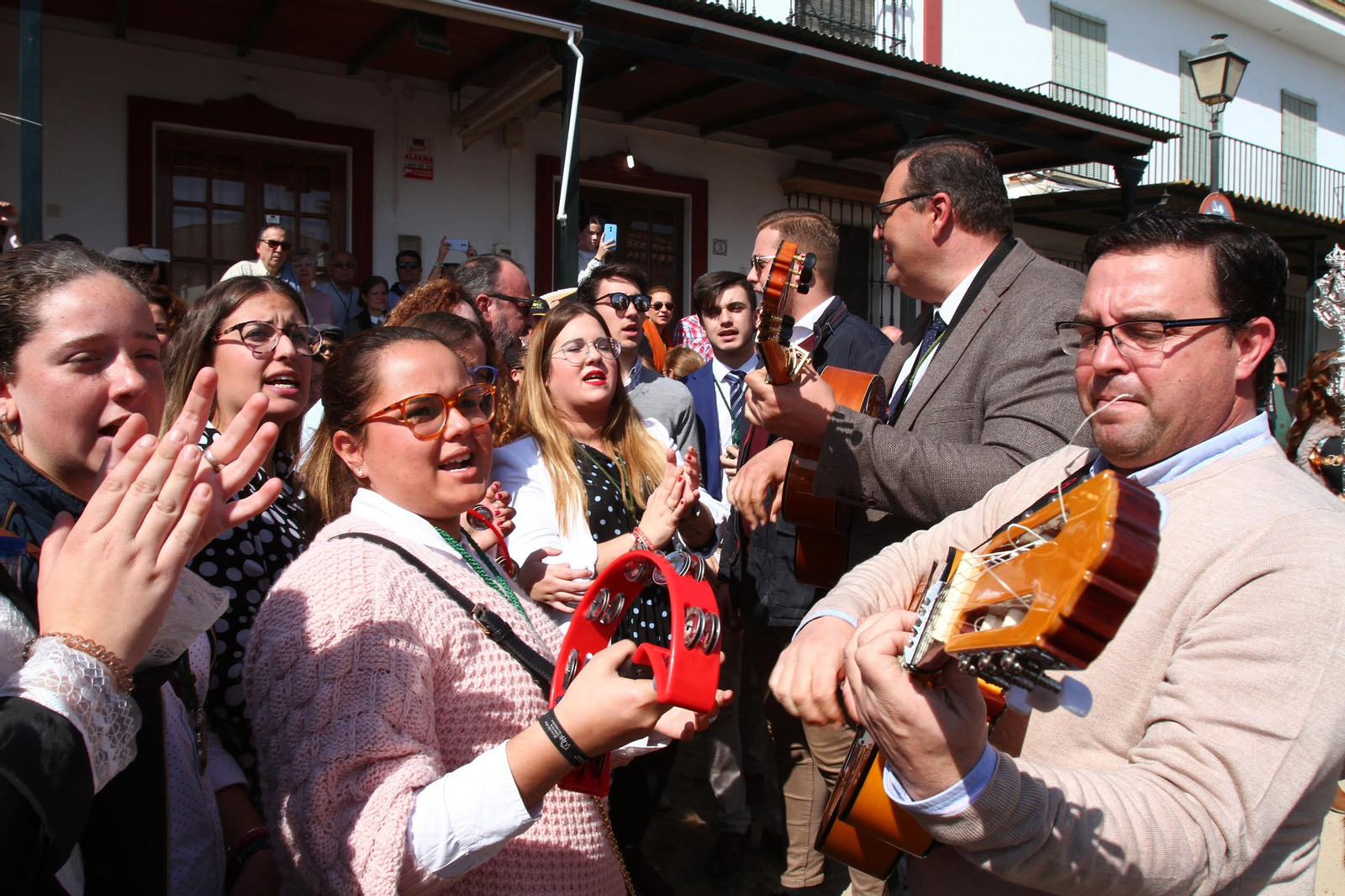 La Hermandad de Huelva se presenta ante la Virgen del Rocío en su peregrinación a la aldea almonteña