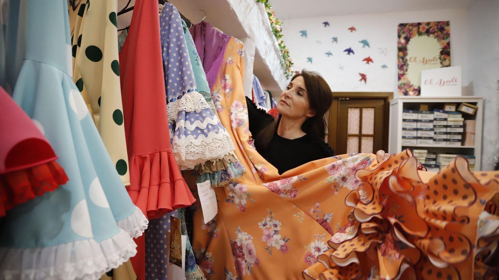 Susana Jiménez muestra uno de los modelos de la prestigiosa marca de moda flamenca El Ajolí.