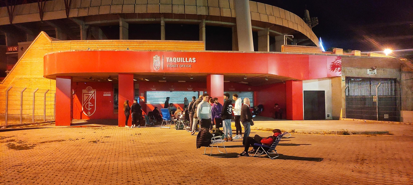 Los primeros aficionados llegaron a Los Cármenes antes de la media noche del domingo.