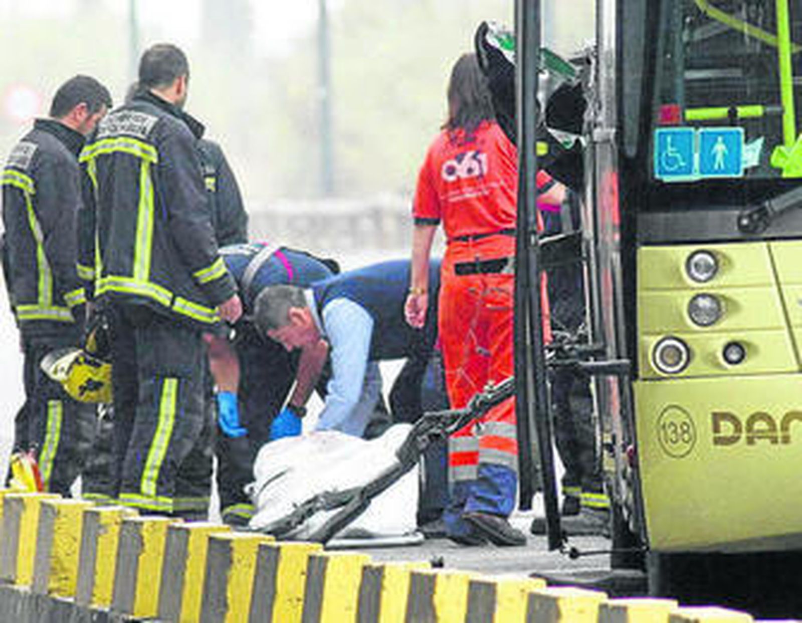 Bomberos trasladan el cuerpo de uno de los fallecidos.