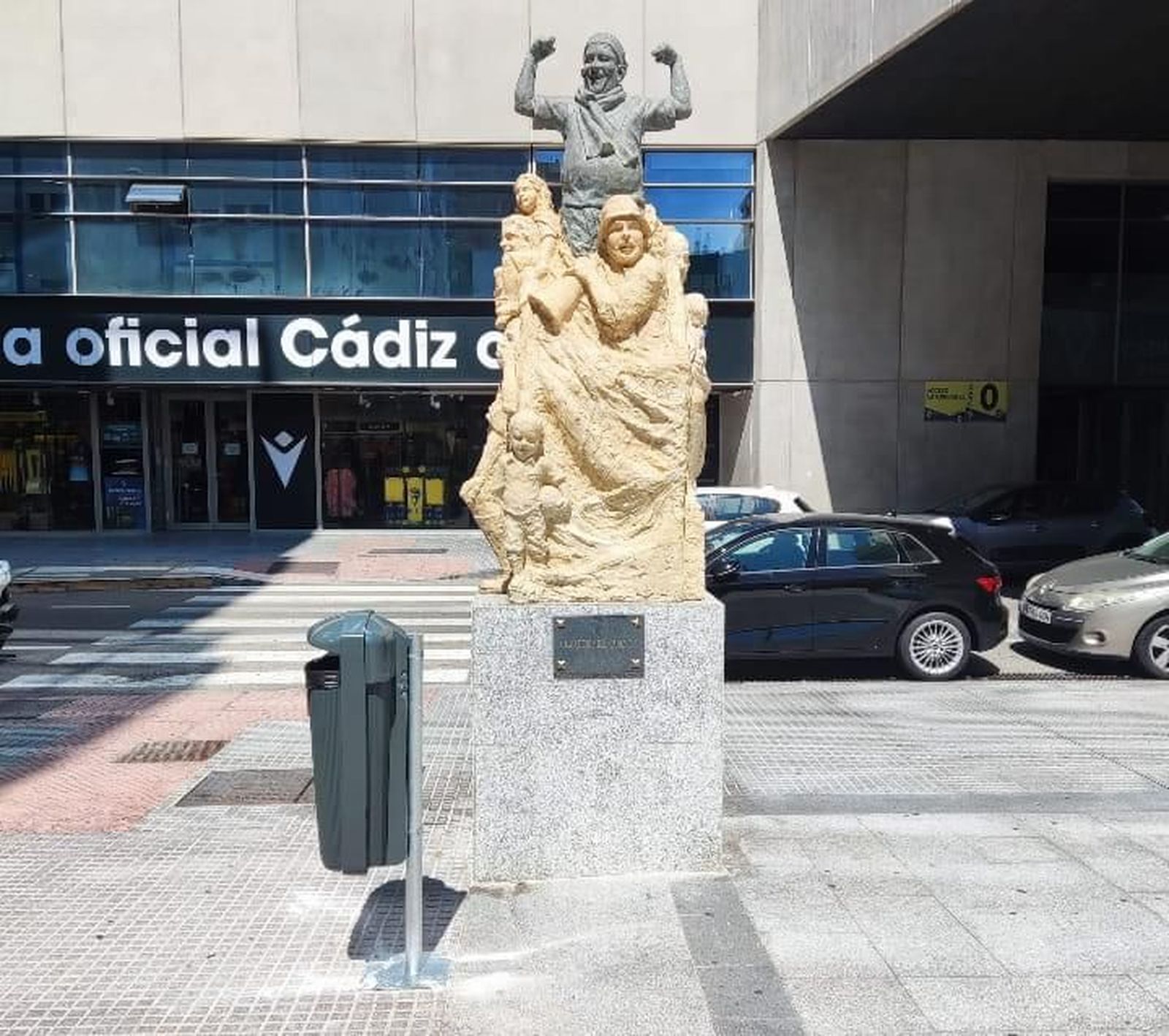 Las peñas cadistas preocupadas por una papelera