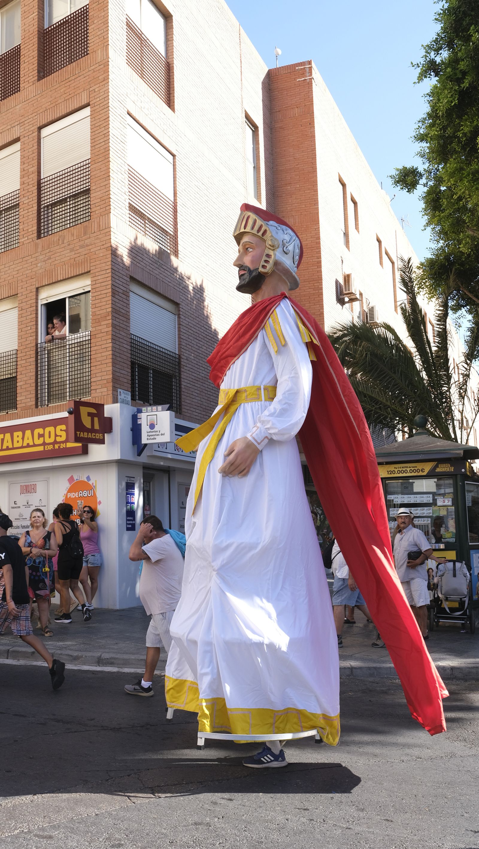 Gigantes y cabezudos en la Feria de Almería 2024, en imágenes