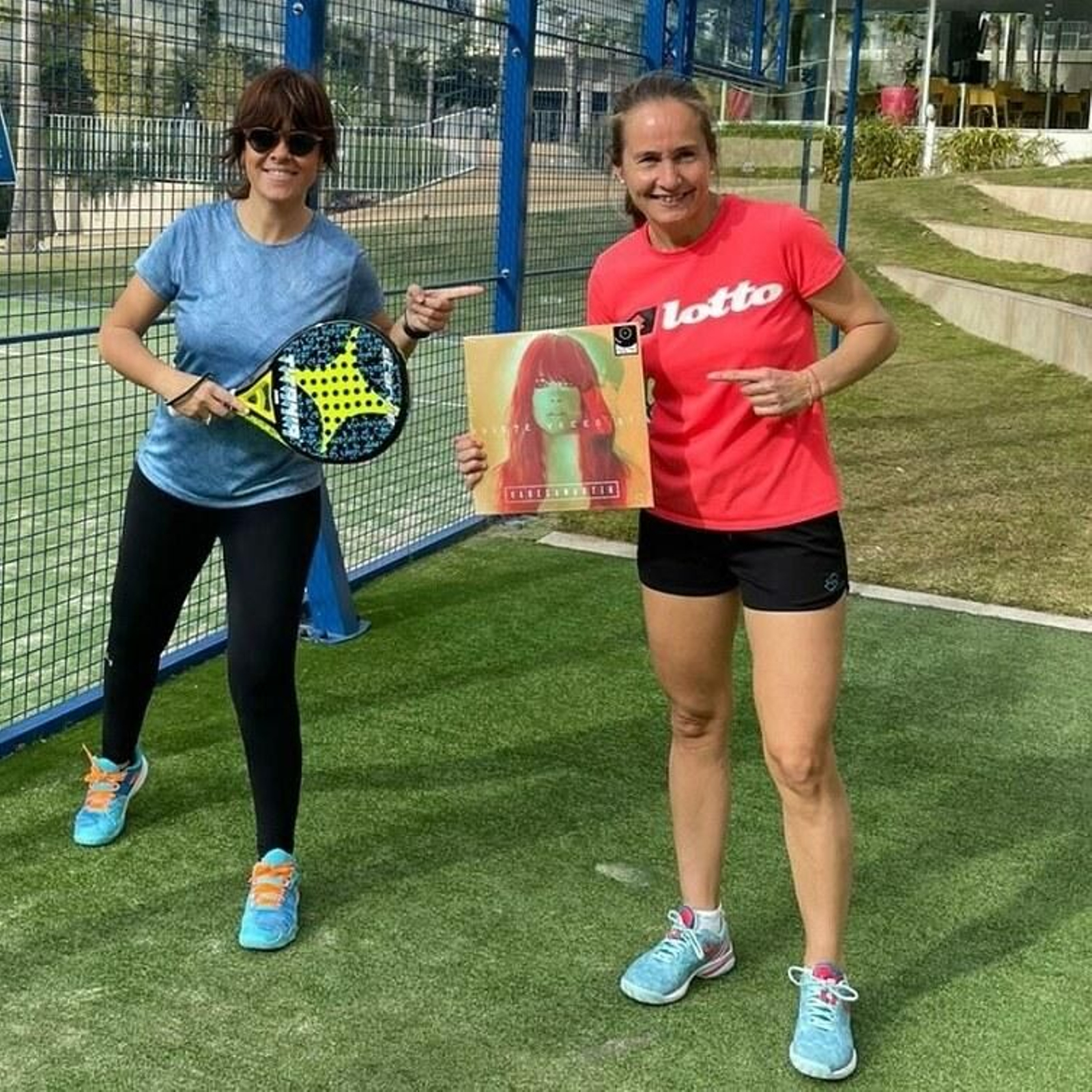 Vanesa Martín y Carolina Navarro posan sonrientes. Vanesa Martín y Carolina Navarro posan sonrientes.