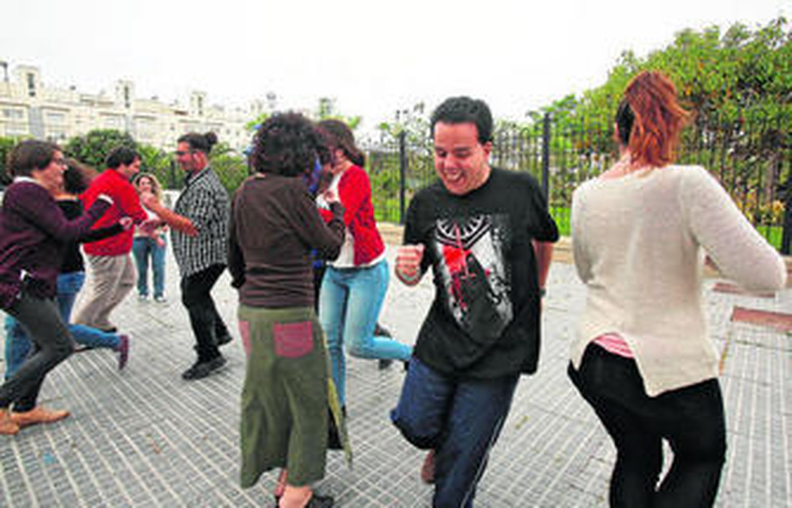 Los jóvenes participantes en el programa inician uno de los talleres de animación a la lectura en el barrio de Astilleros.