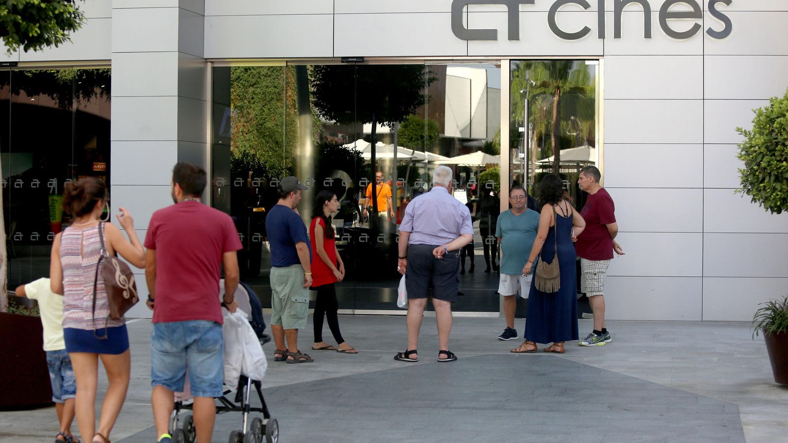 Numerosos onubenses en las puertas de uno de los cines de Huelva.