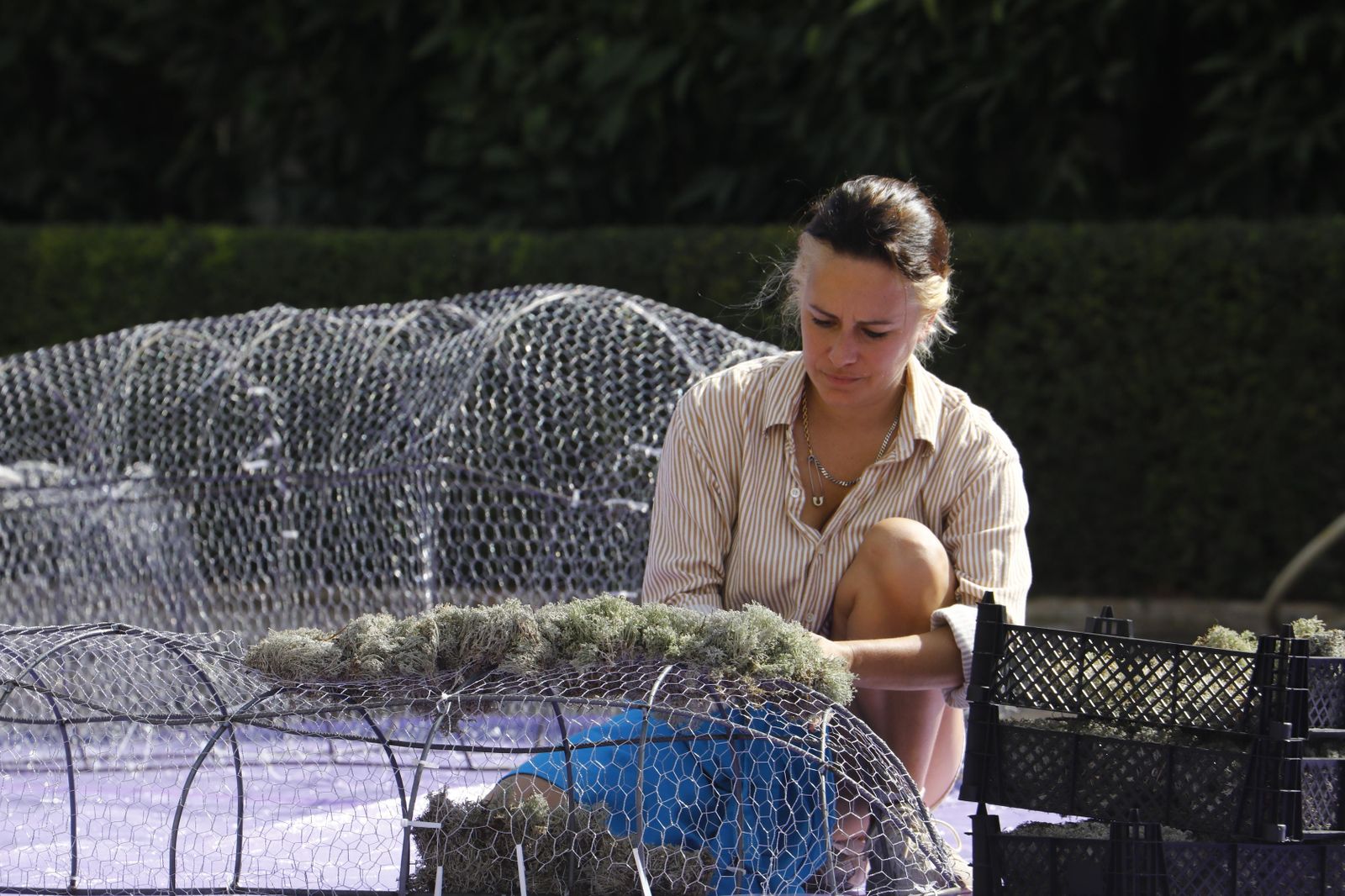 Sara Iruarte prepara su montaje en el Palacio de Viana.