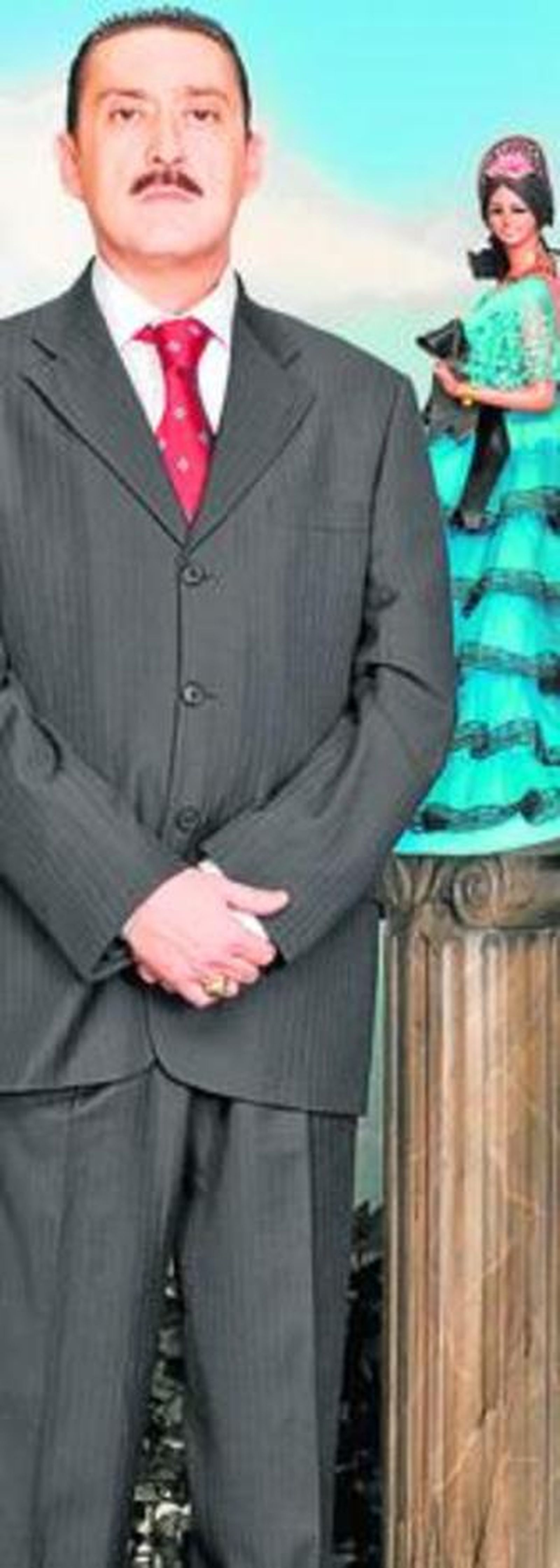 Mariano Peña como Mauricio. Debajo, con su aspecto en la vida real.