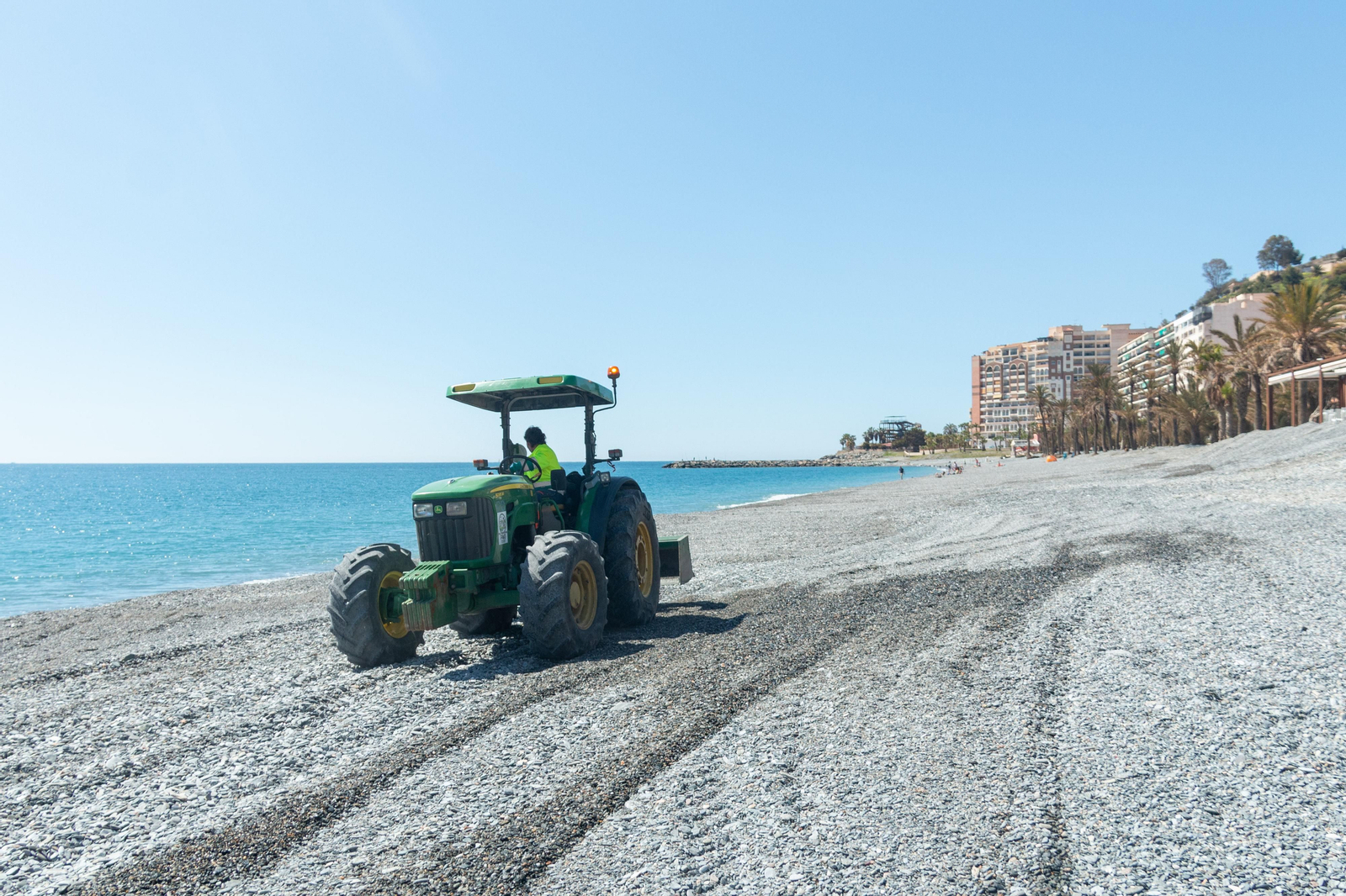 La Costa prepara sus playas para la Semana Santa