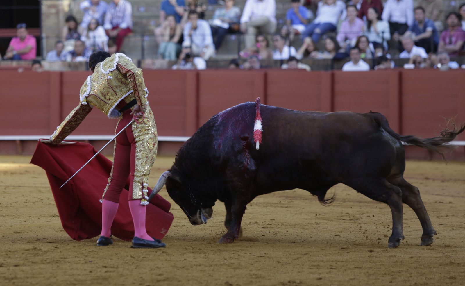 El diestro mexicano Leo Valadez, en un natural al segundo novillo de la tarde, ayer, en la plaza de toros de Sevilla.