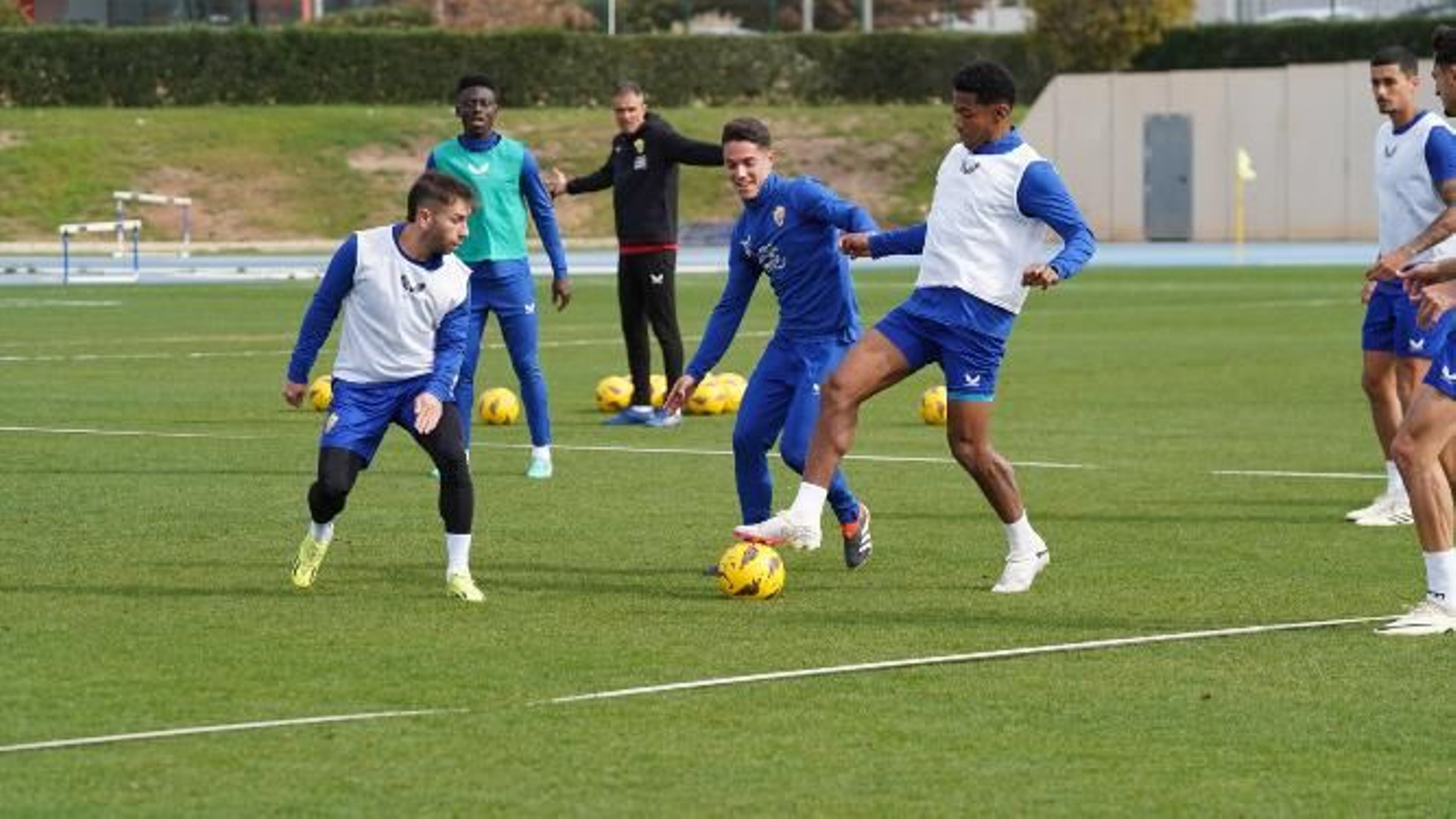 Choco Lozano maneja el balón con la presencia de Adri Embarba y Sergio Arribas.