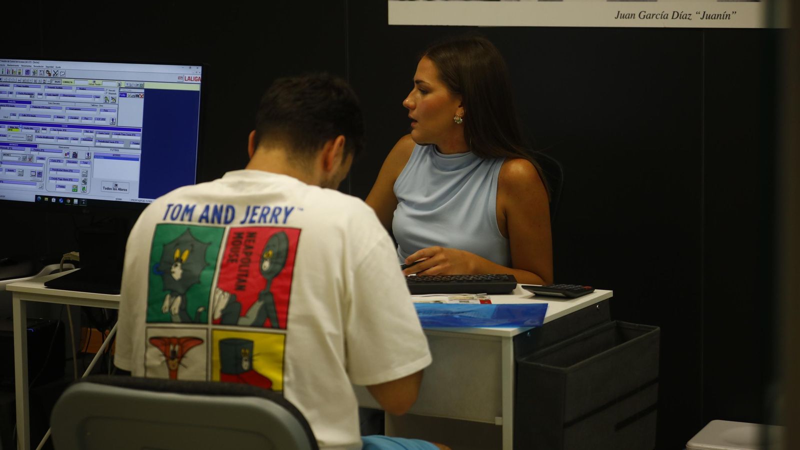 Un abonado del Córdoba CF realiza la renovación de su carné en las oficinas de El Arcángel.