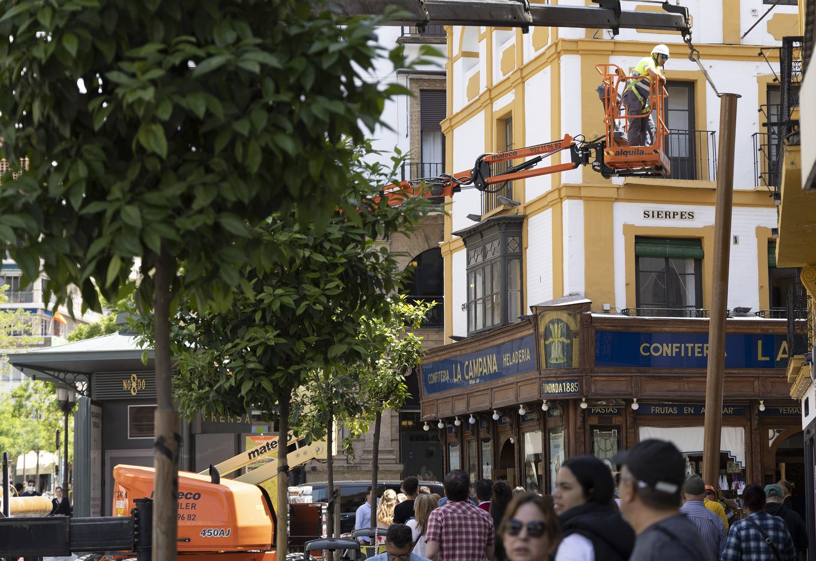 Un operario instala una estructura para los toldos  en la plaza de la Campana.