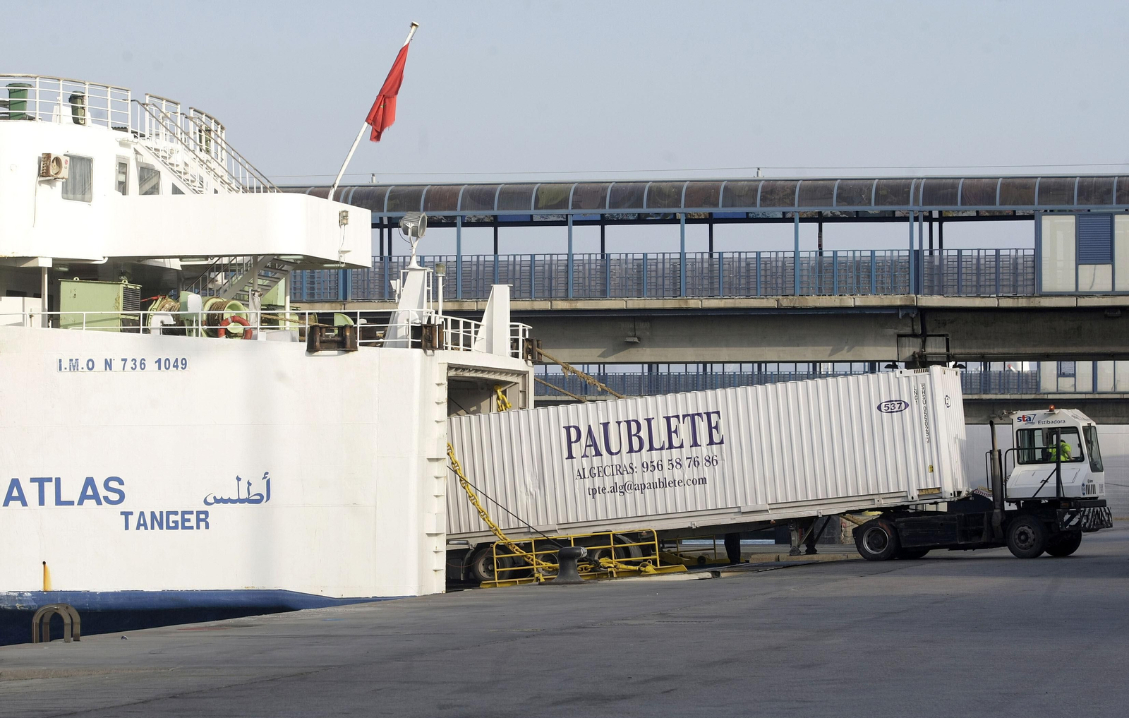 Un remolque de carga rodada desembarca de un buque en Algeciras.