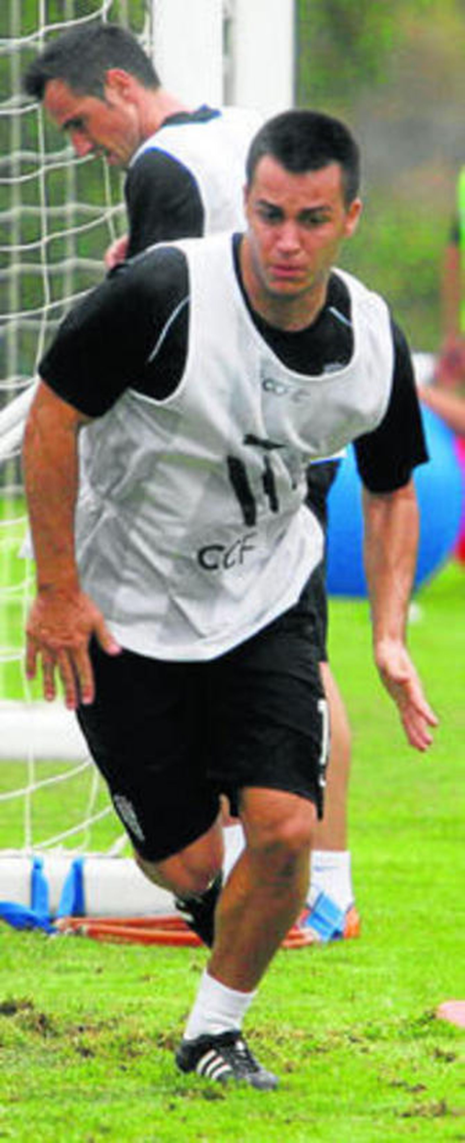 Joselu realiza un sprint durante un entrenamiento.