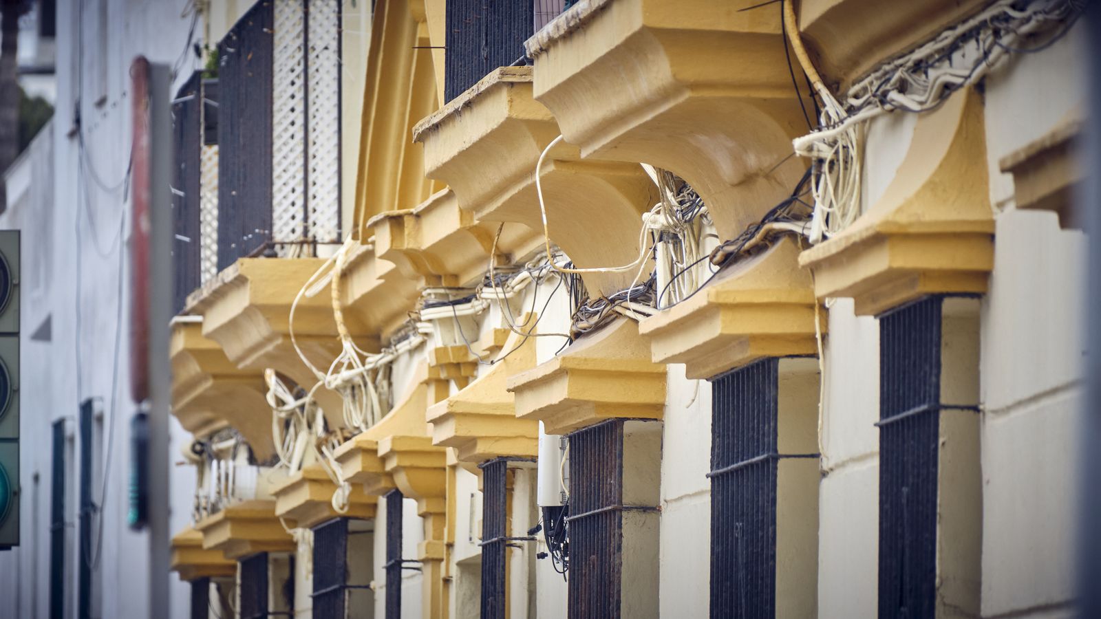 Cables cubriendo una fachada de Cádiz.