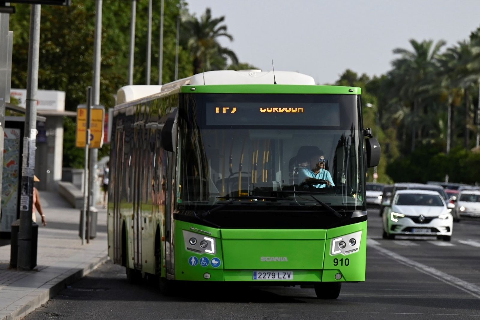 Un autobús de Aucorsa circula por el Paseo de la Victoria