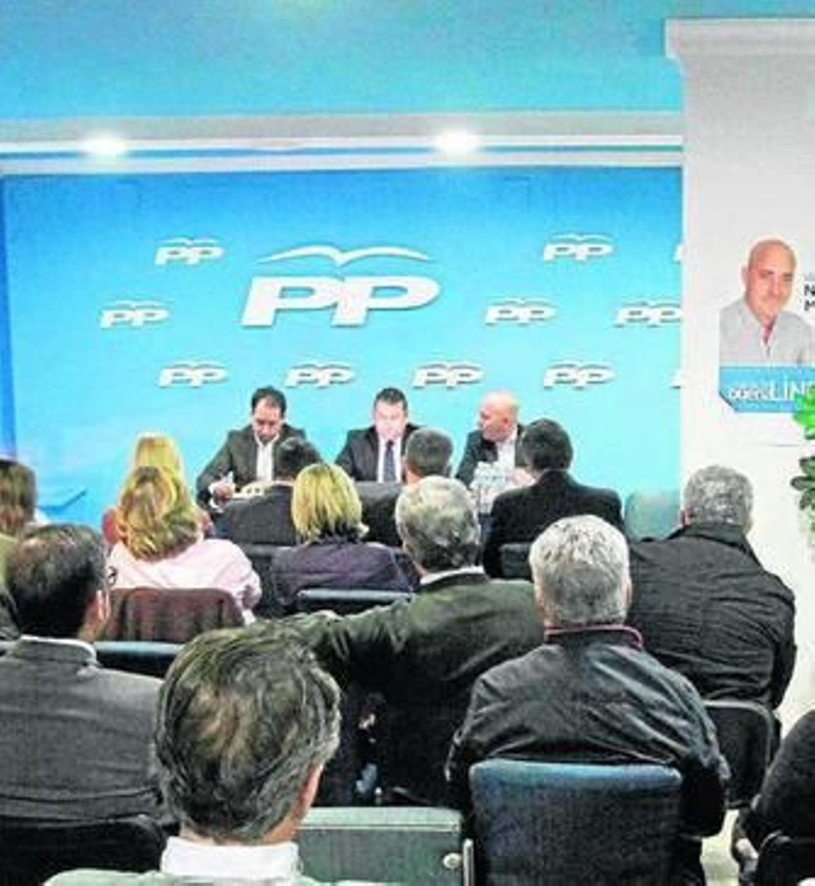 Imagen del comité local que celebró ayer el PP de La Línea.