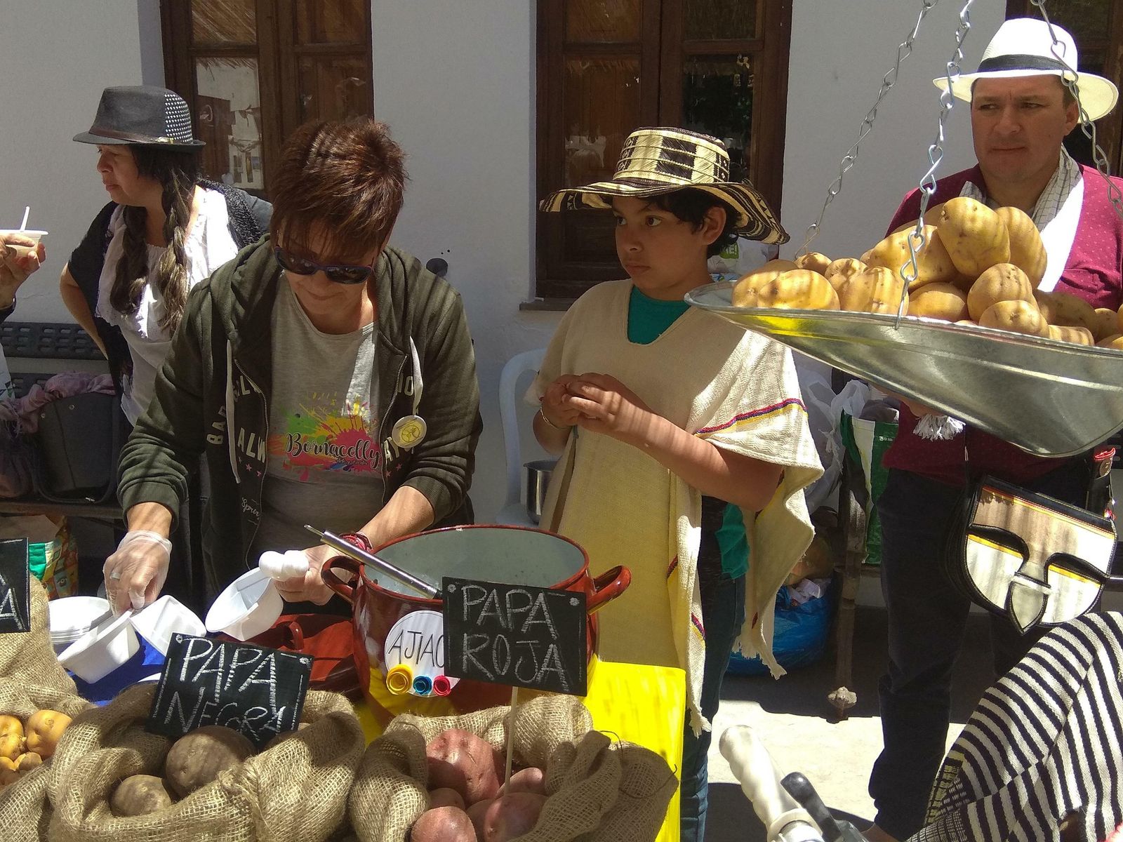 Patatas de diferentes especies en las calles de Fuenteheridos.