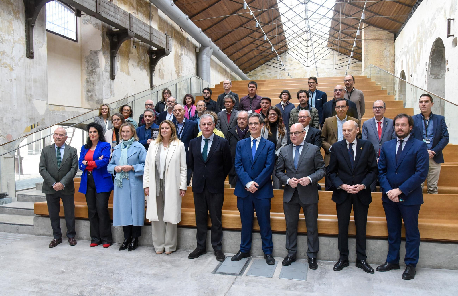 Los representantes de las fundaciones posan junto a Eva Díaz Pérez, el alcalde de Sevilla y otras autoridades en un homenaje al legendario retrato del Ateneo.