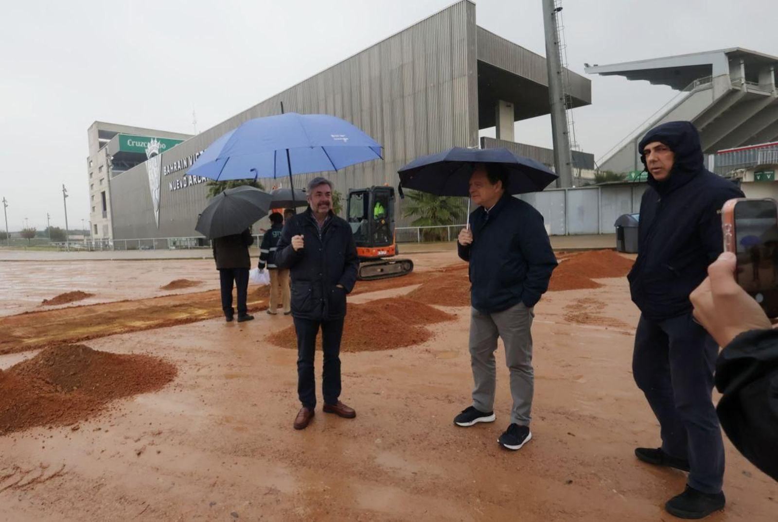 Representantes institucionales en el inicio de las obras de los accesos a El Arcángel.