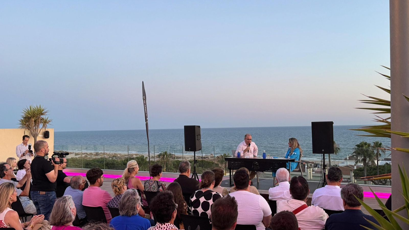 Público y artistas en los Diálogos junto al Mar en Matalascañas