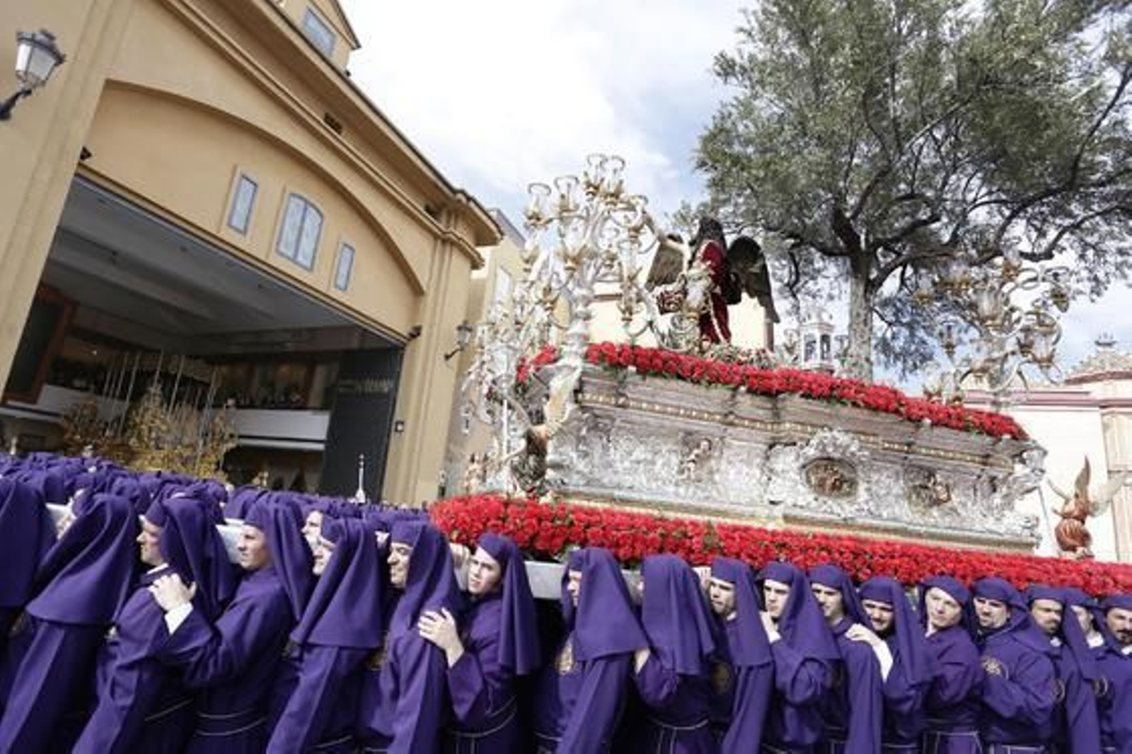 Los portadores de Jesús Orando en el Huerto encaran el trono hacia la casa hermandad de Mena.

Foto: Marilu Báez / L. M. Gómez Pozo
