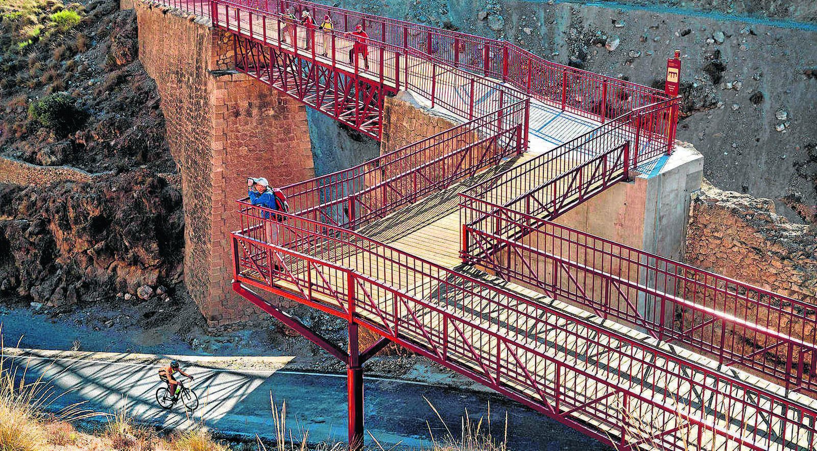Puente del Molinillo, con su nueva estructura metálica, forma parte de uno de los tramos ampliados de la vía.