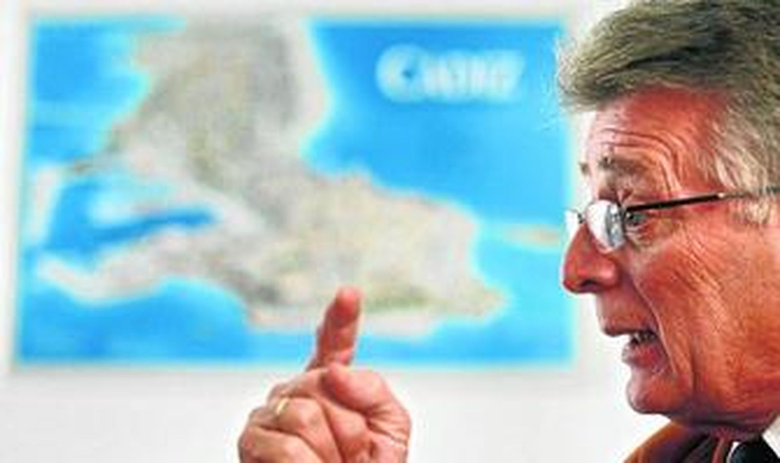 Francisco González Cabaña, durante la entrevista en su despacho de la sede del PSOE en Cádiz.