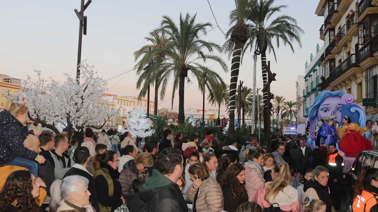 La cabalgata, a su paso por la renovada Alameda del Río.