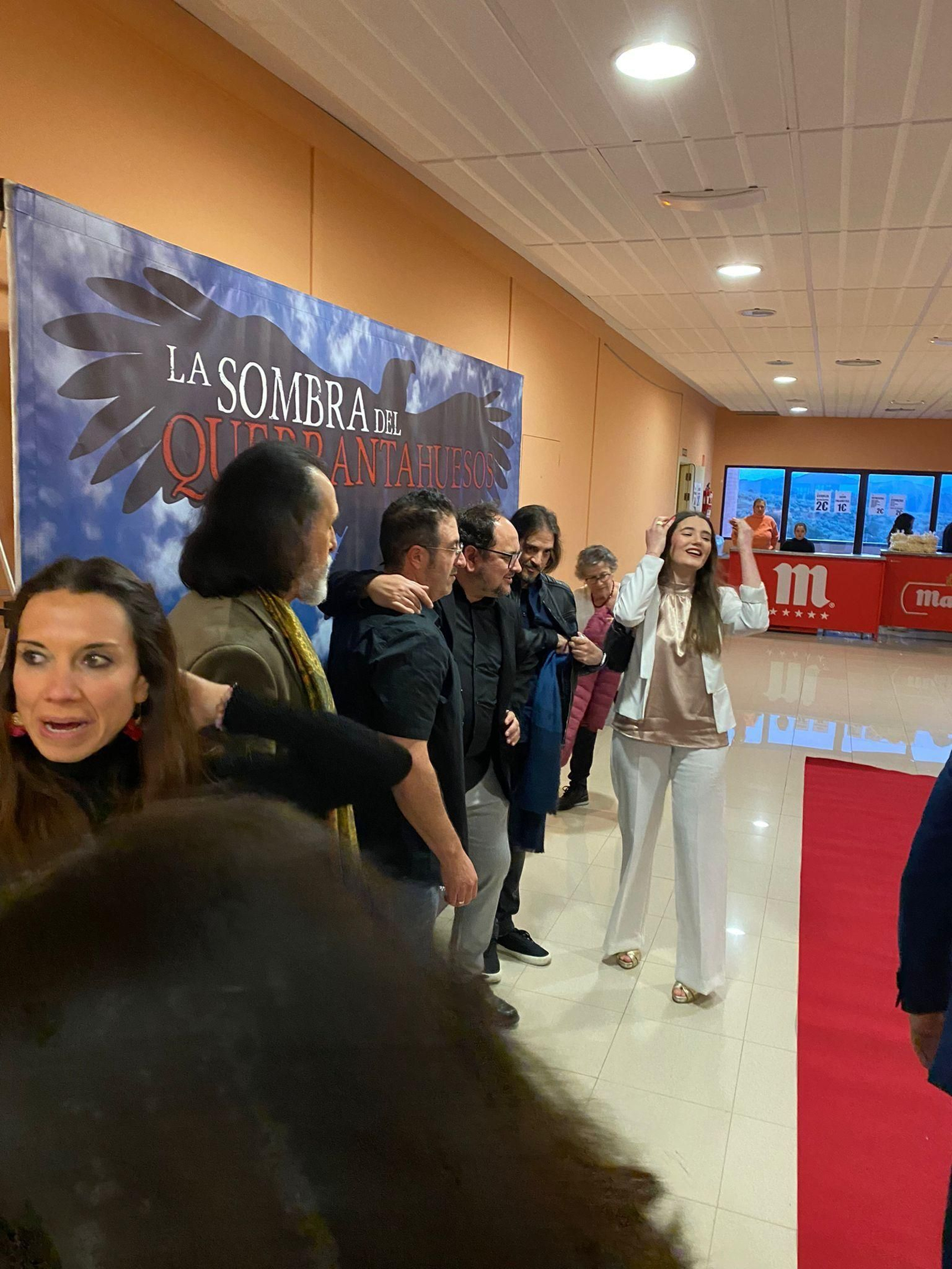 La alfombra roja del preestreno nacional, en Hornos, de la película "La sombra del quebrantahuesos"