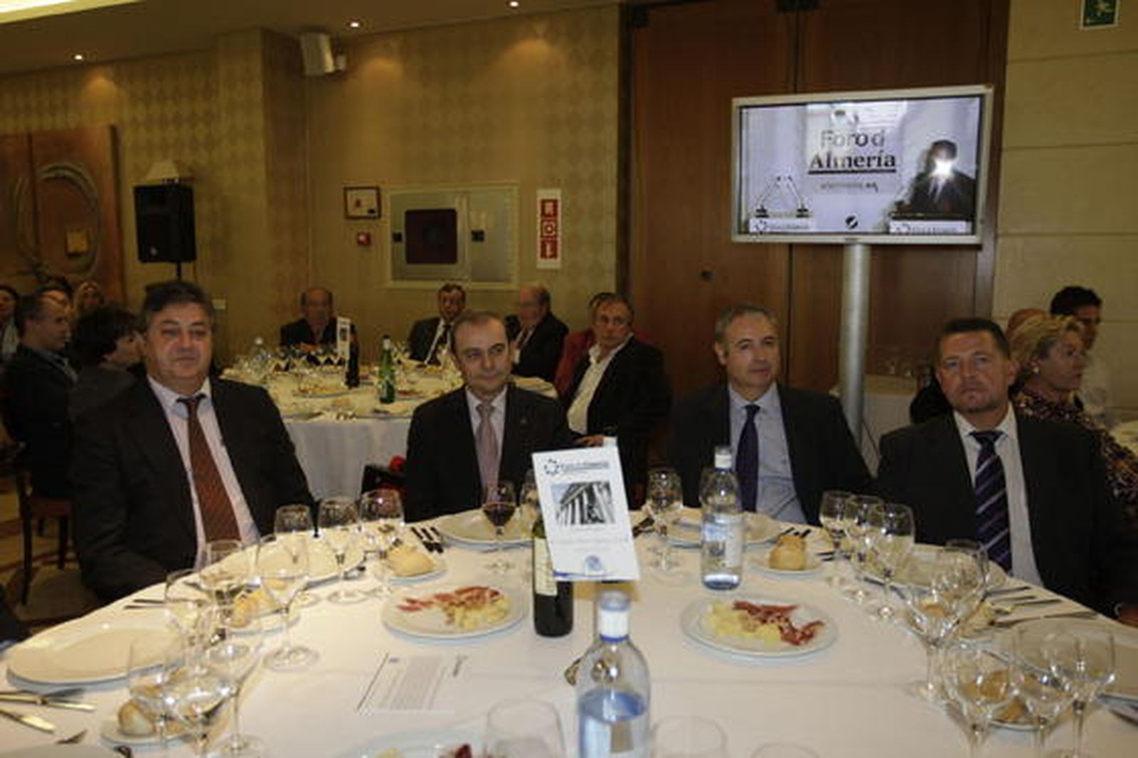 Antonio Fernández, director de zona de Citymar Hoteles, José Requena junto a Juan Manuel Requena, gerente y administrador del Hotel Torreluz. 

Foto: Fran Leonardo