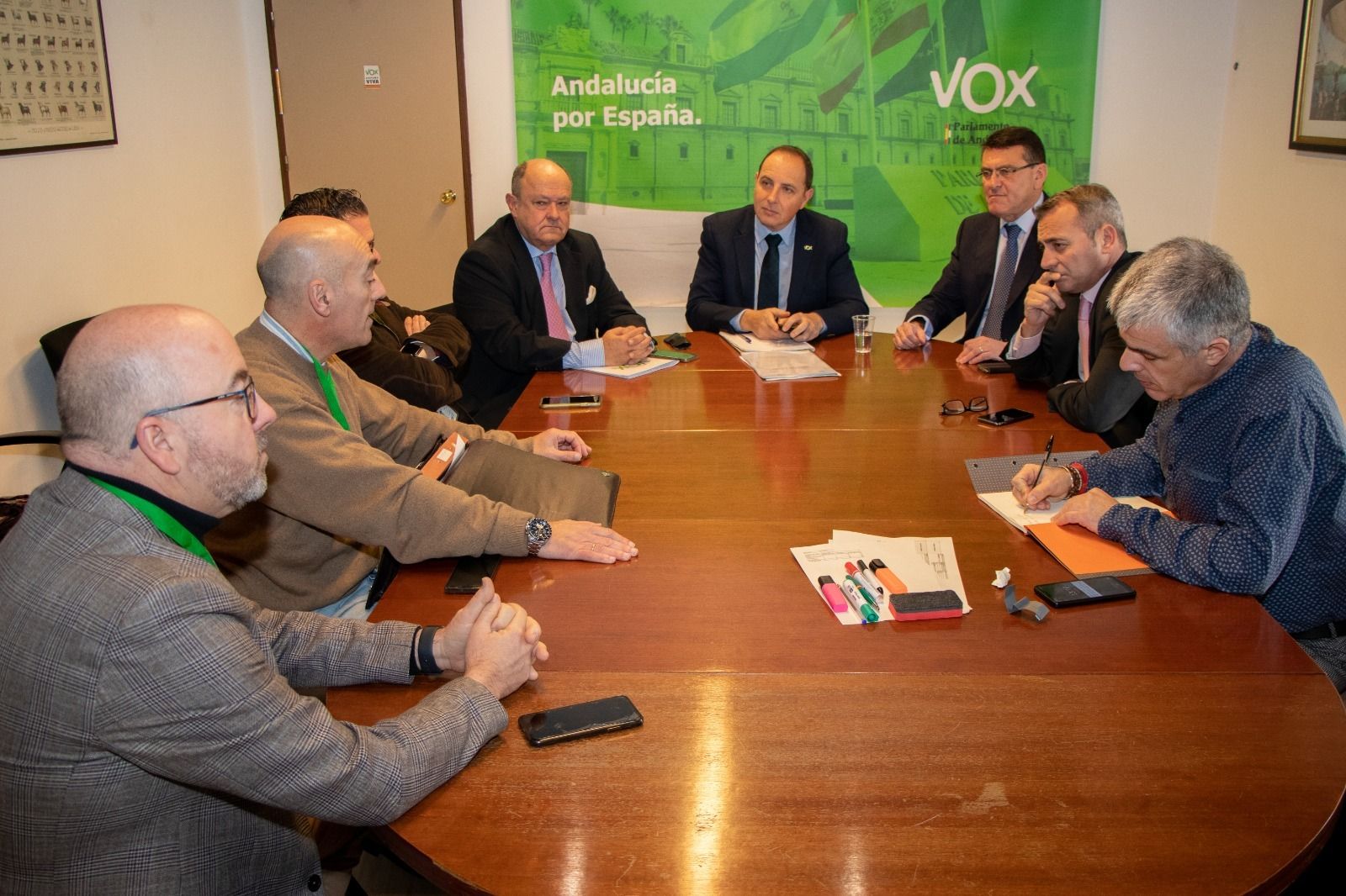 Reunión de Tomás Fernández Ríos y Rafael Segovia con la Plataforma para la Llegada del AVE a Huelva.