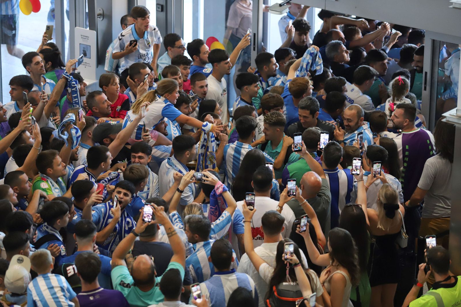 El espectacular preámbulo en el aeropuerto con la afición