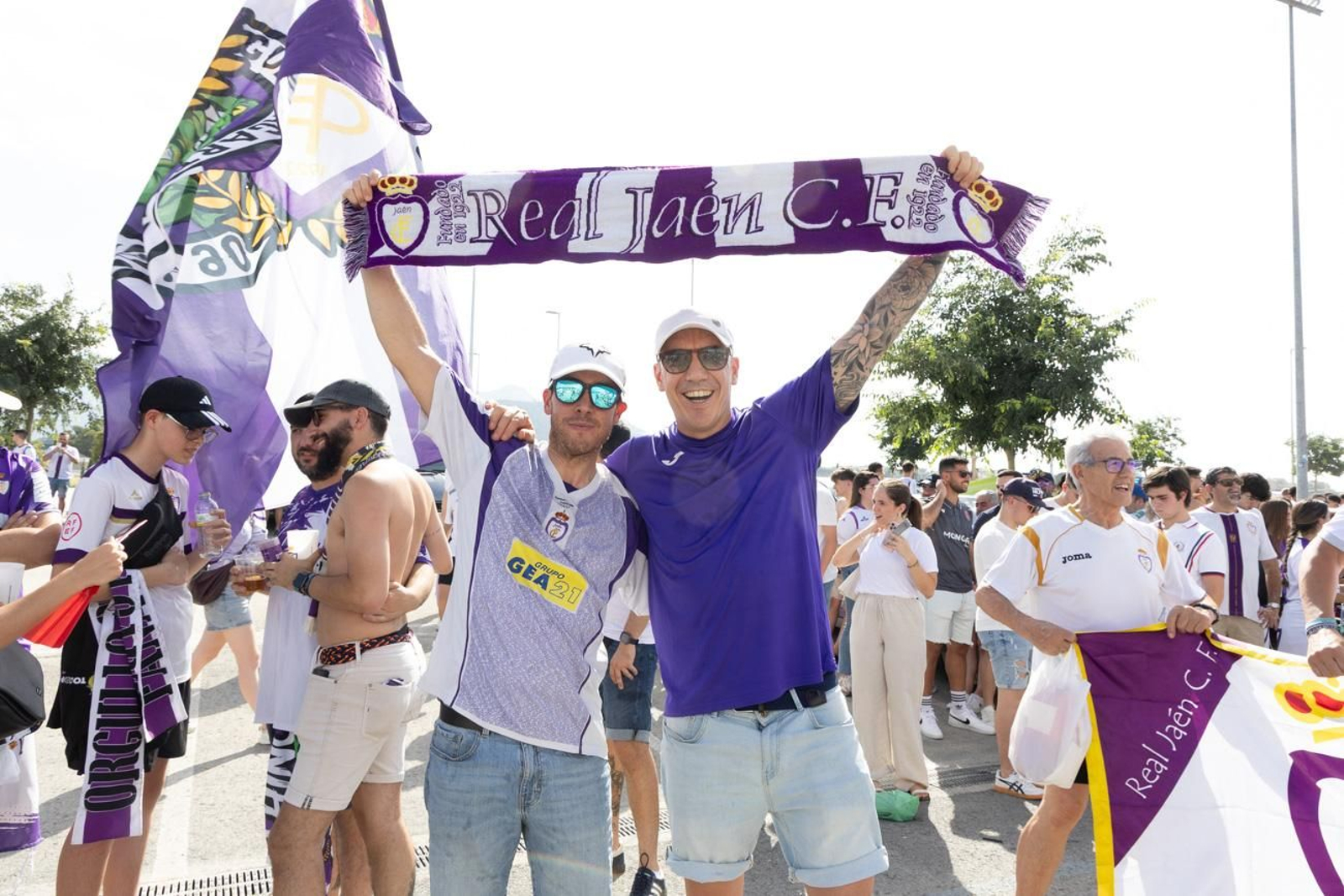 El épico recibimiento de la afición lagarta al Real Jaén, en imágenes