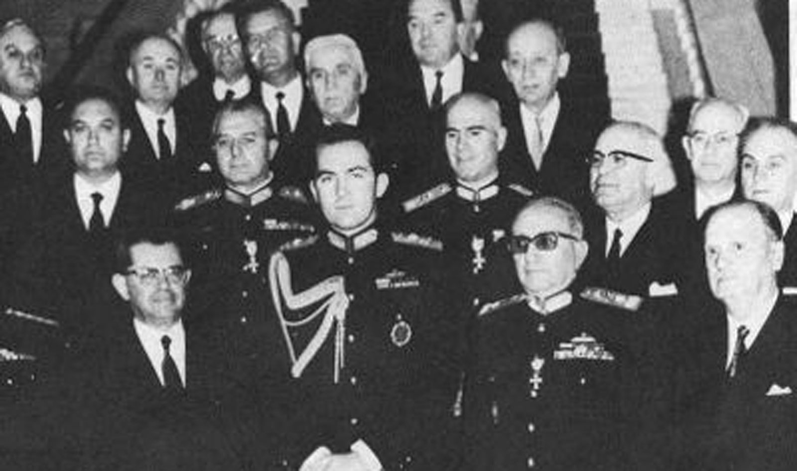 1967 hace 50 añosEl rey Constantino de Grecia, destronado, marcha a Italia