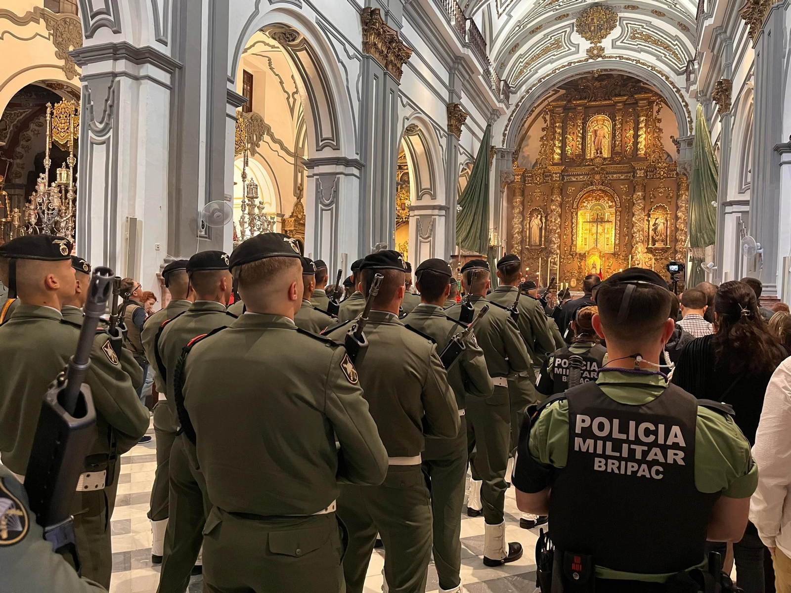 La Brigada de Paracaidista trasladando al Cristo de las Ánimas de Ciegos, en imágenes
