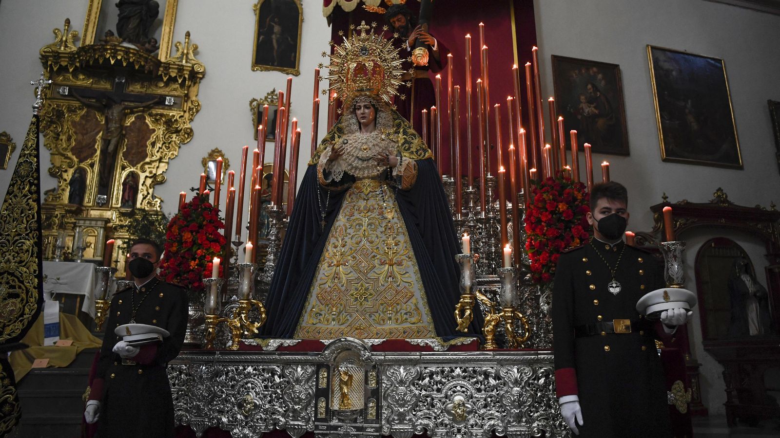 Los titulares de La Estrella, escoltados por los músicos de la banda de la hermandad