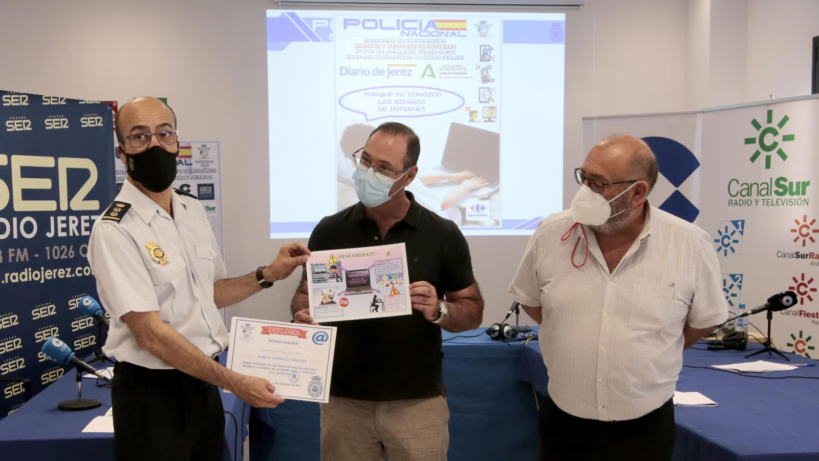 Premios del concurso escolar de infografías sobre riesgos de internet de Diario de Jerez y Policia Nacional