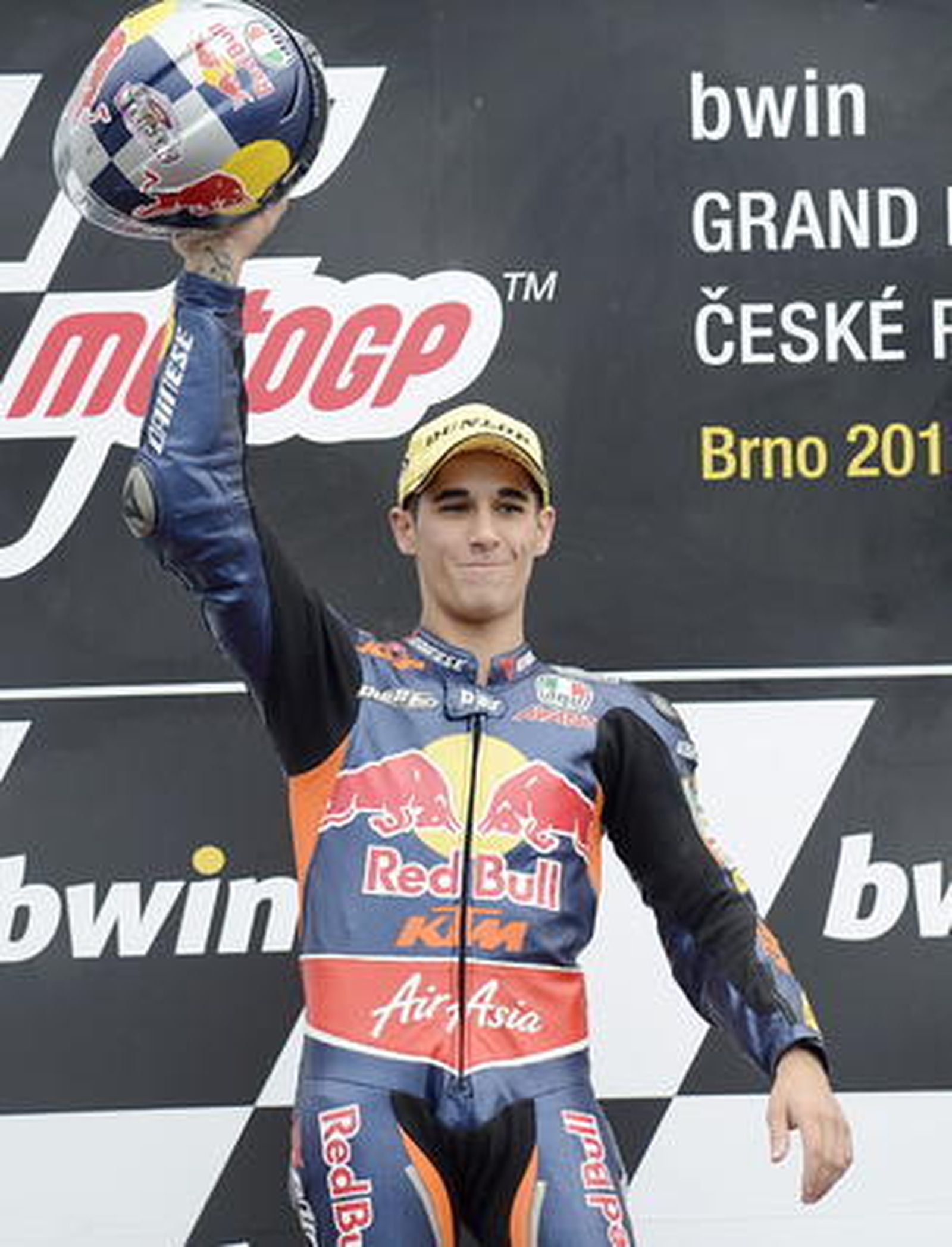 Salom vence con un tobillo roto en Moto3