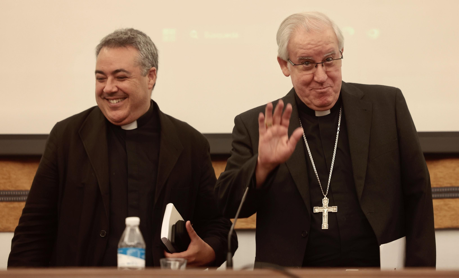 Adrián Ríos, delegado ejecutivo de personal y pastoral y el arzobispo de Sevilla durante la presentación de las cuentas