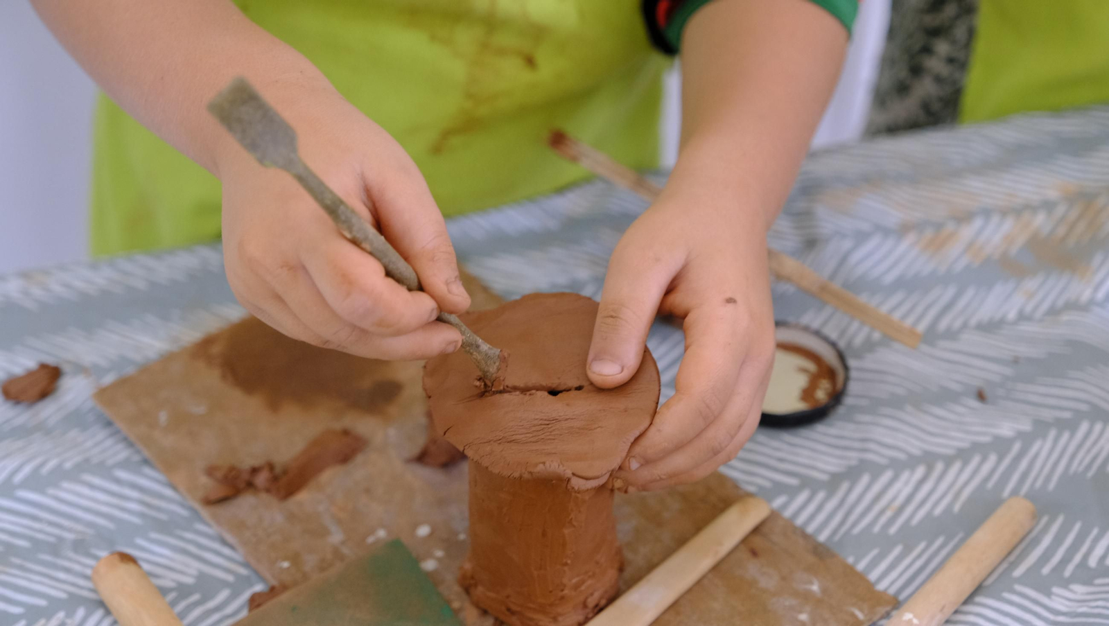 Las imágenes de los talleres familiares de cerámica en la Feria de Almería 2025