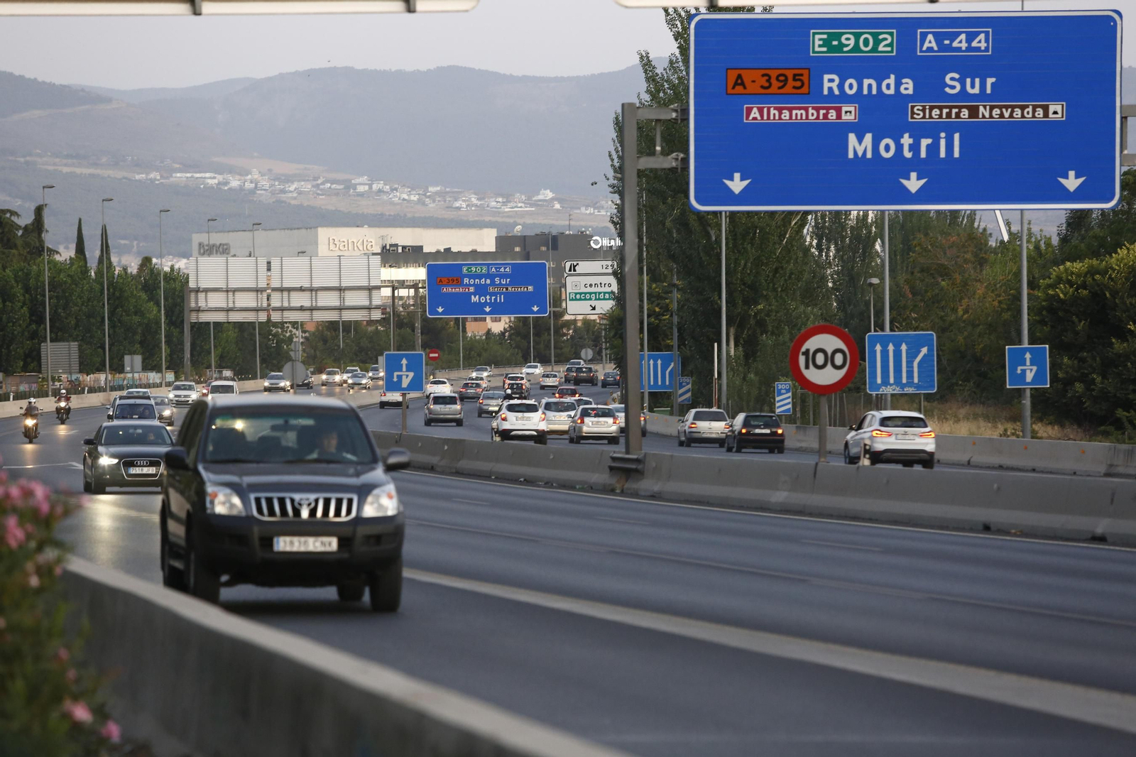 Dos individuos encapuchados y armados atracan a un coche en la A-92 de Granada