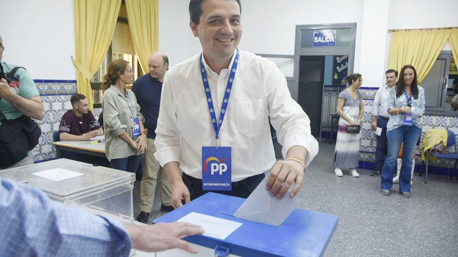 José María Bellido votando