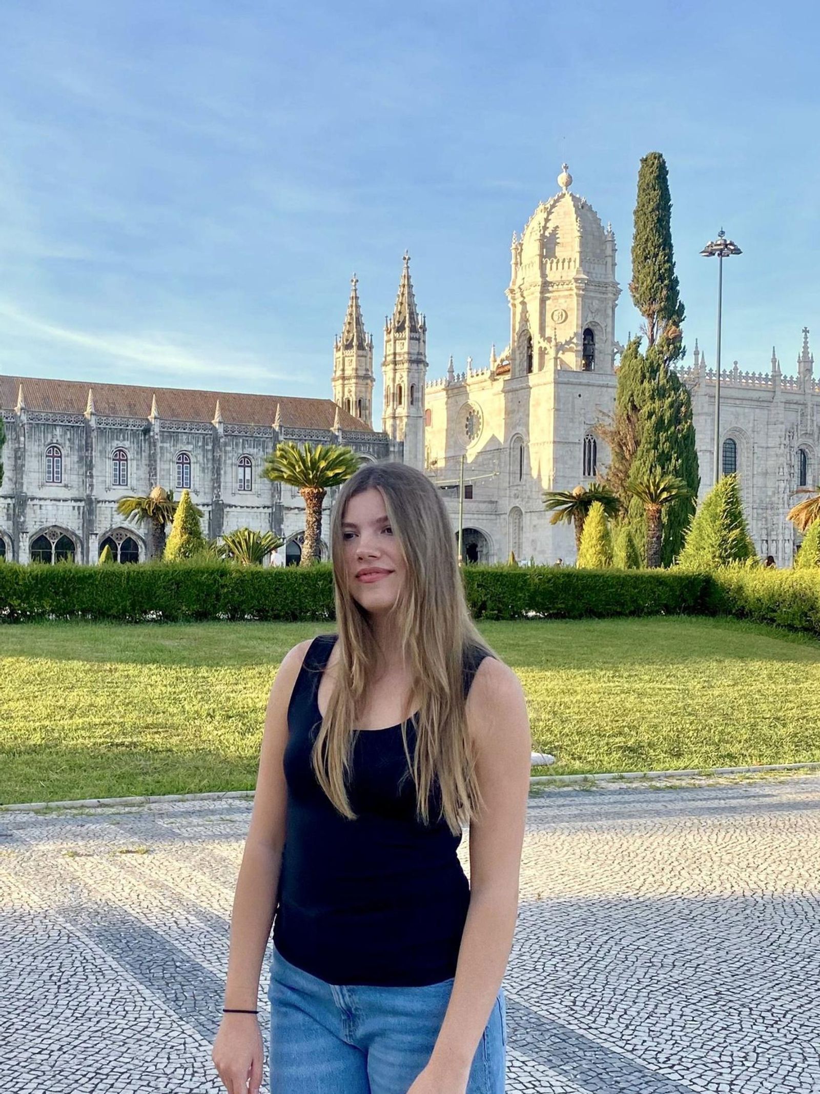 La infanta Sofía ante el monasterio lisboeta de los Jerónimos