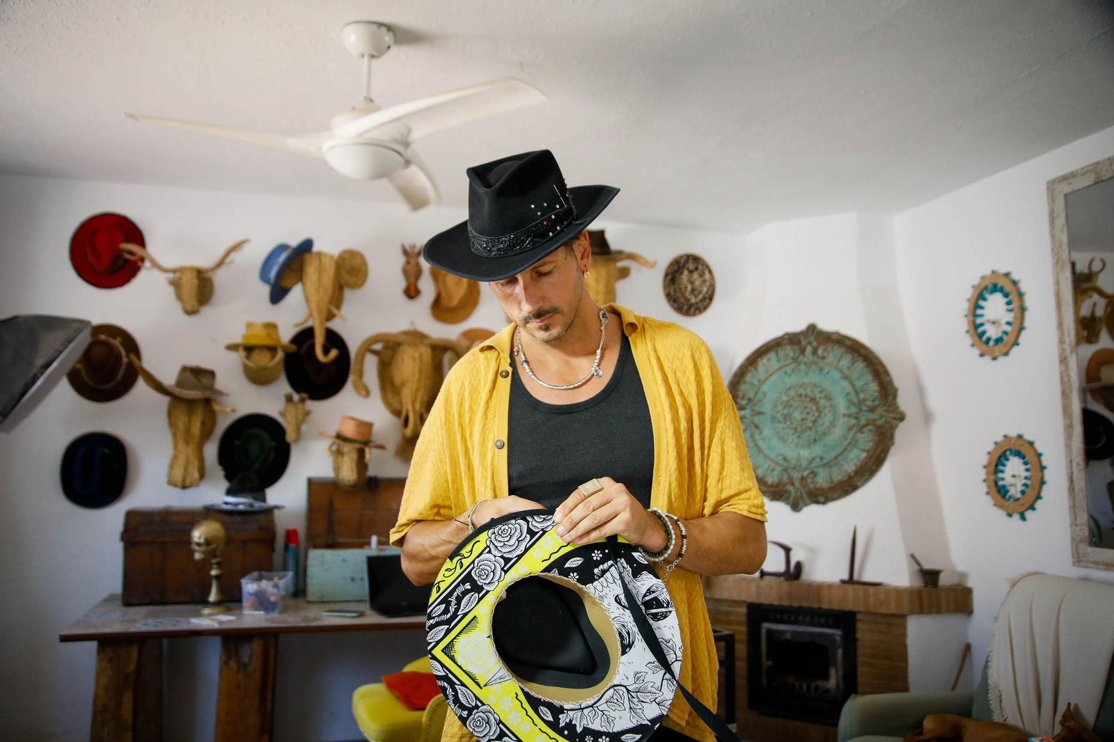 Imágenes del proceso creativo en sombreros de Alejandro Mateo