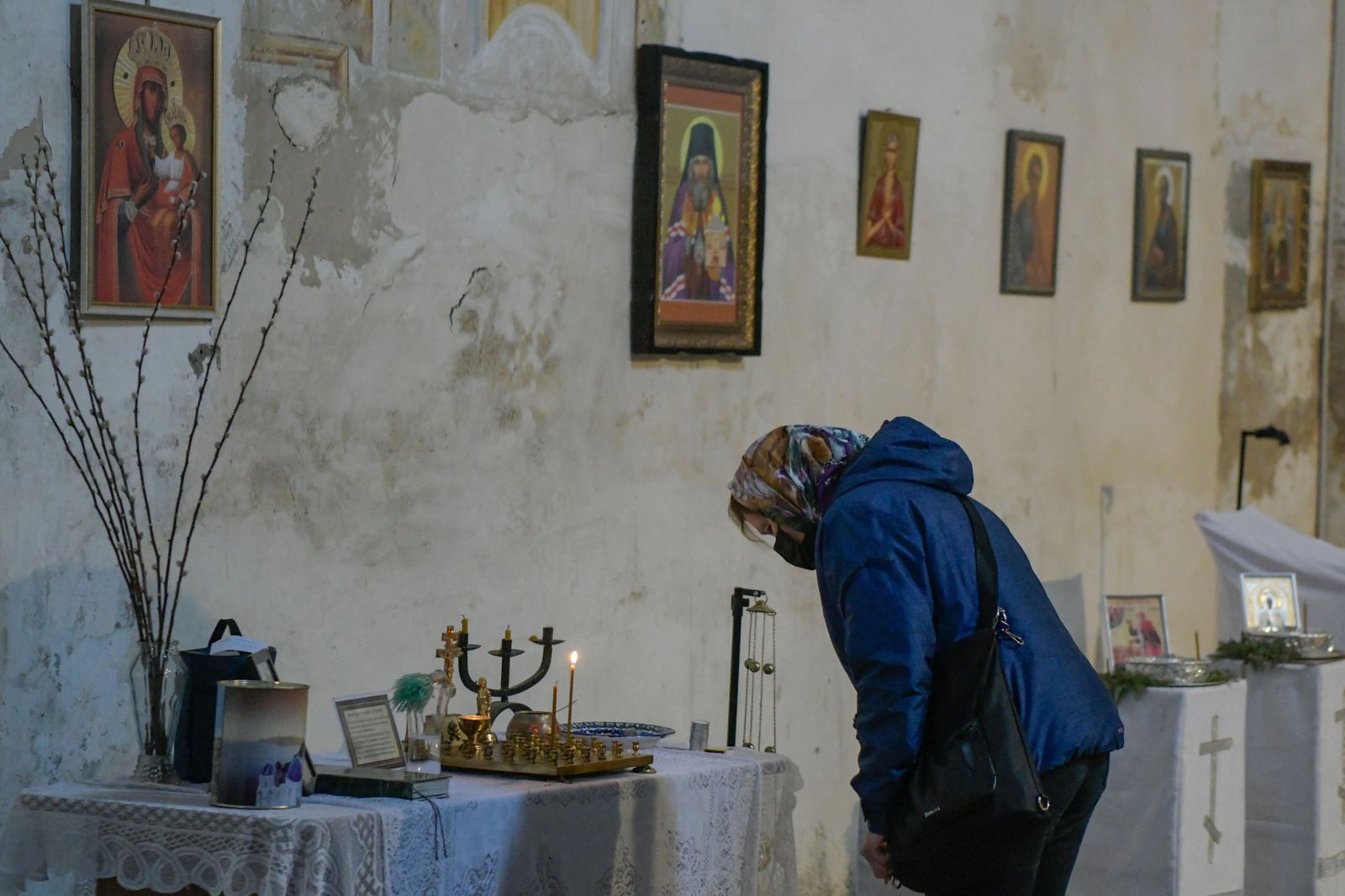 Una mujer, en la iglesia ortodoxa de San Bartolomé de Granada antes del oficio del sábado.