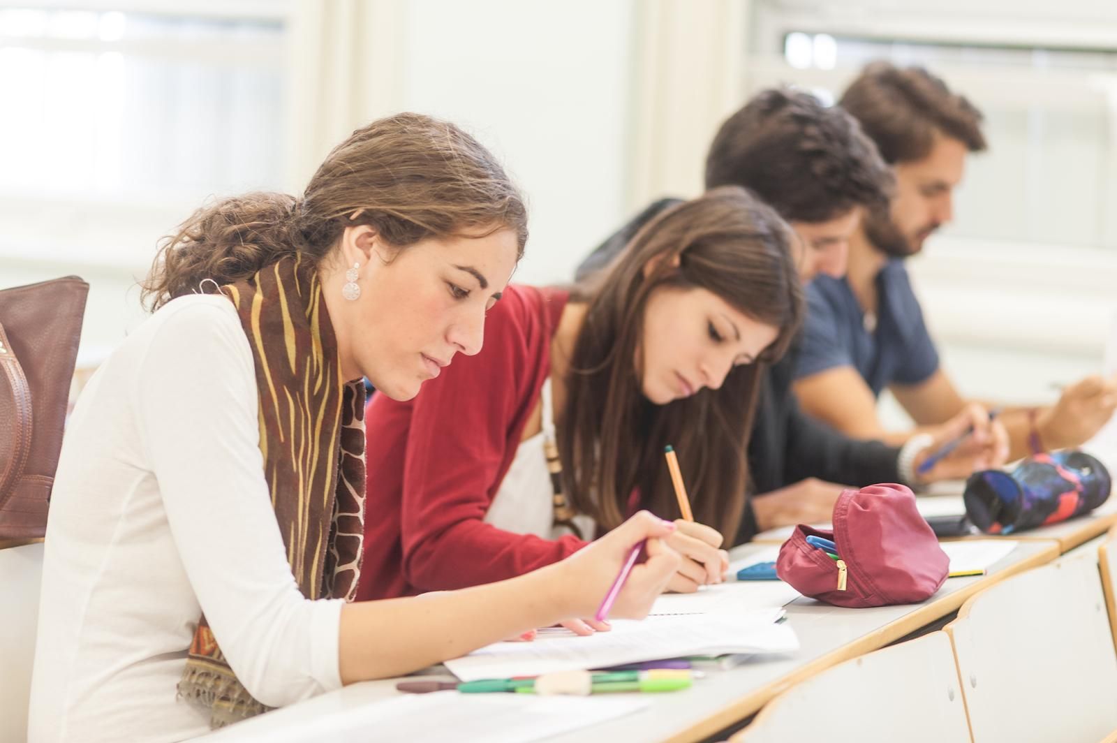 ¿Quieres trabajar como auxiliar administrativo en Andalucía en 2018? Aquí detalles de las oposiciones