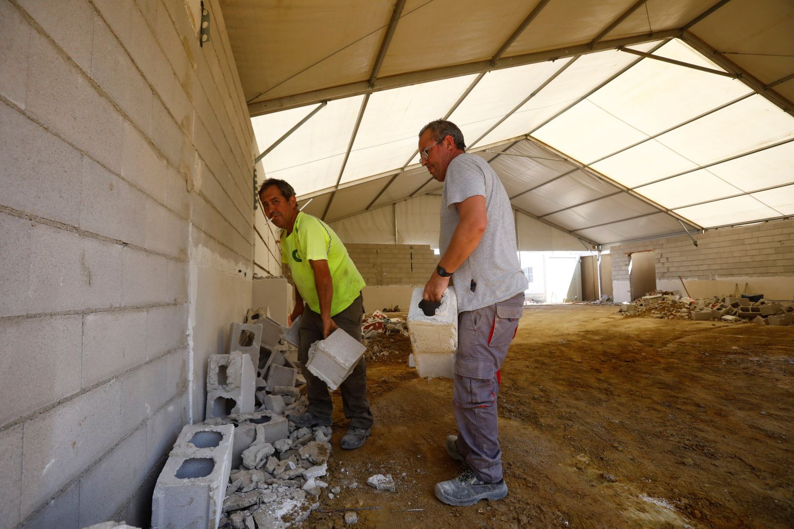 El desmontaje de las casetas y atracciones de la Feria de Córdoba, en imágenes