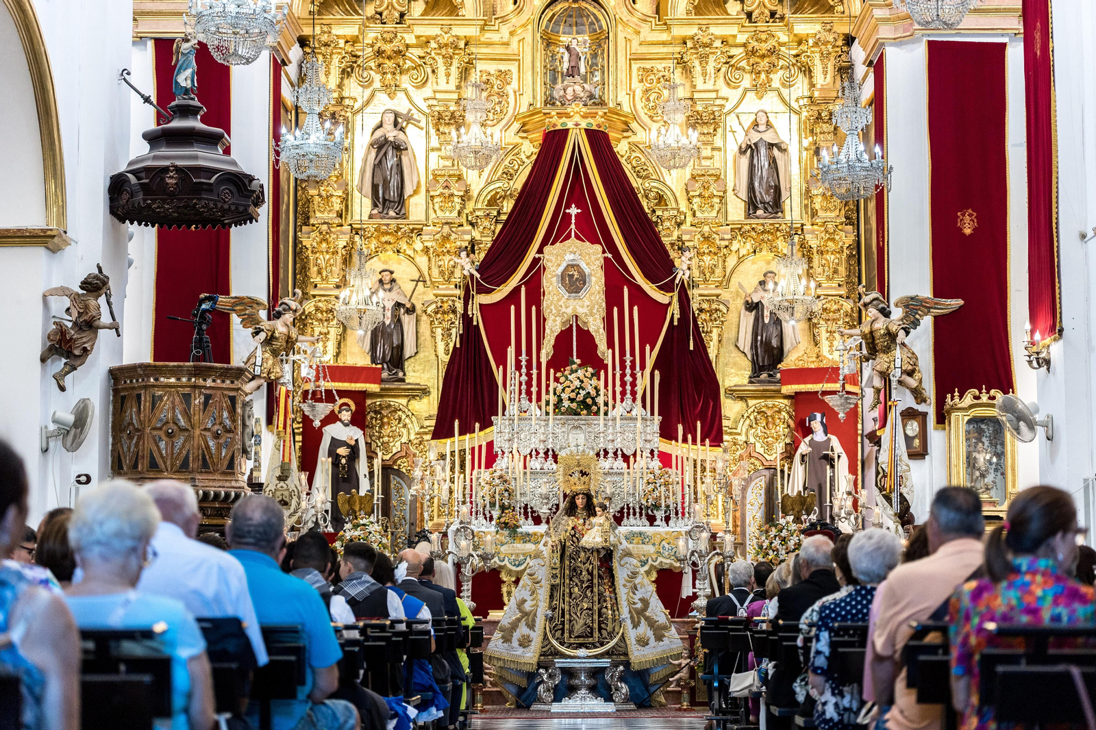 Las imágenes de la función y el besamanos a la Virgen del Carmen en San Fernando