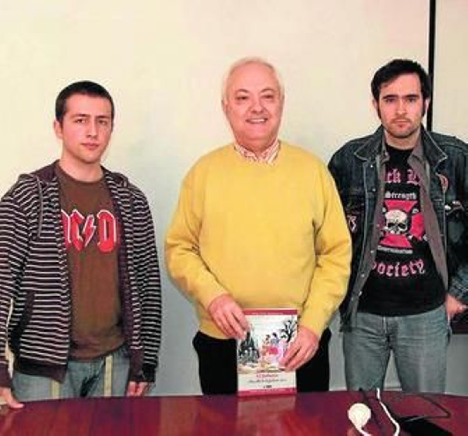 Diego Cara entre Nacho Molina y Francisco Rico.